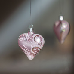 Srdce biely ornament s menom, biely text